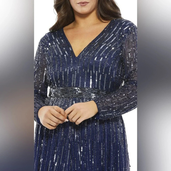 Mac
Duggal Sequined Long Sleeve Plunging V-neck Sz : 10 - Picture 8 of 11